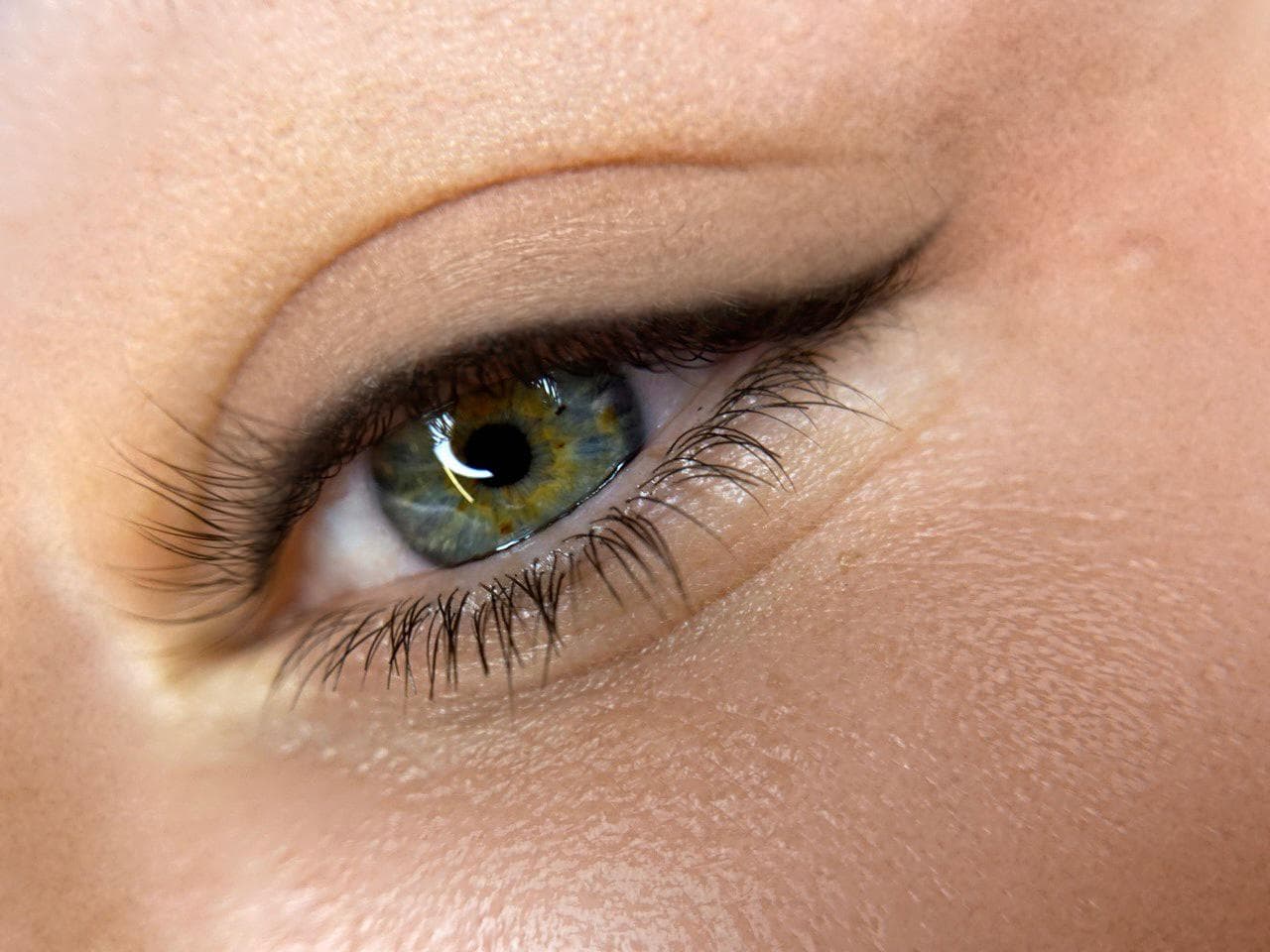 Permanentný make-up očných liniek